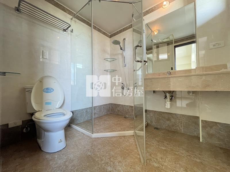 鳳山市區氣派五樓店面房屋室內格局與周邊環境