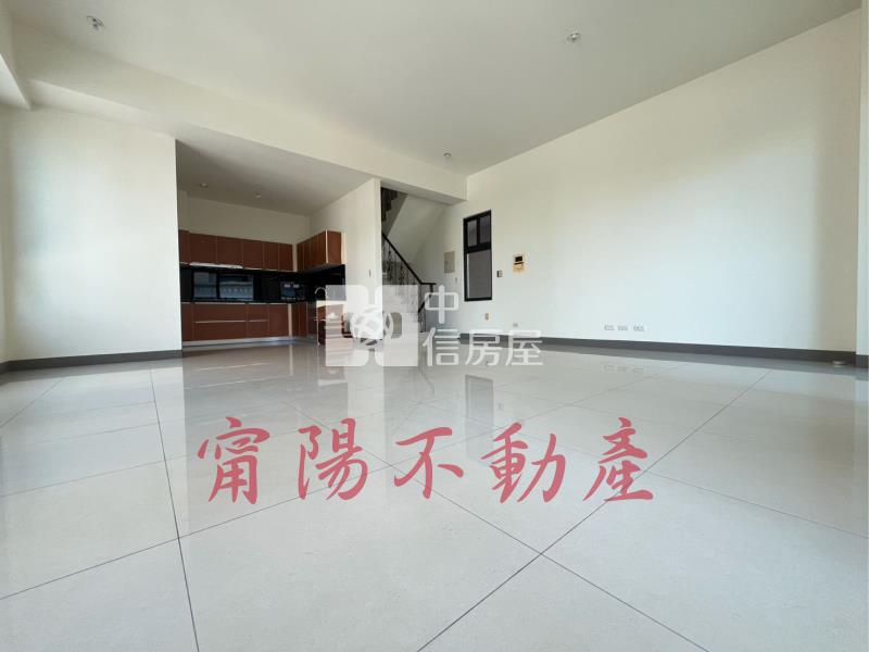 鳳山市區氣派五樓店面房屋室內格局與周邊環境