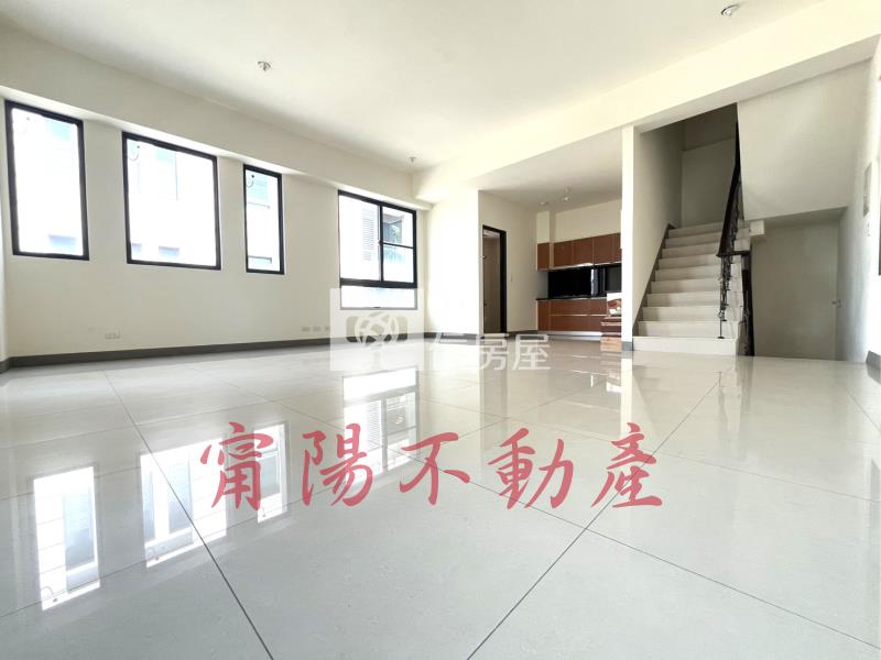 鳳山市區氣派五樓店面房屋室內格局與周邊環境