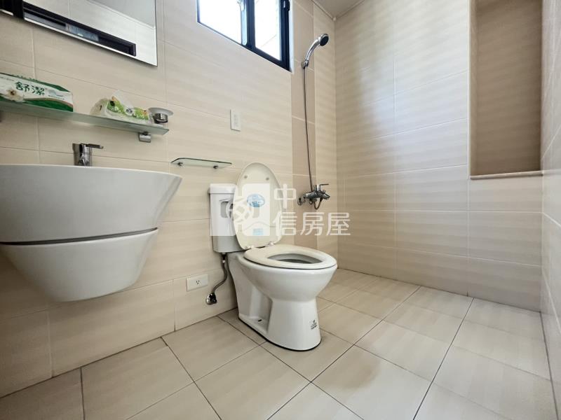 鳳山市區氣派五樓店面房屋室內格局與周邊環境