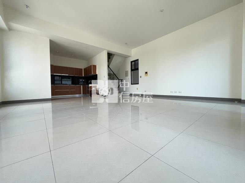 鳳山市區氣派五樓店面房屋室內格局與周邊環境