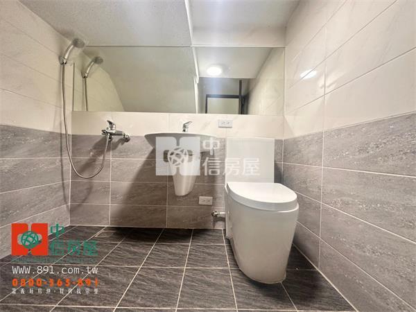 後庄商圈全新整理車庫別墅房屋室內格局與周邊環境