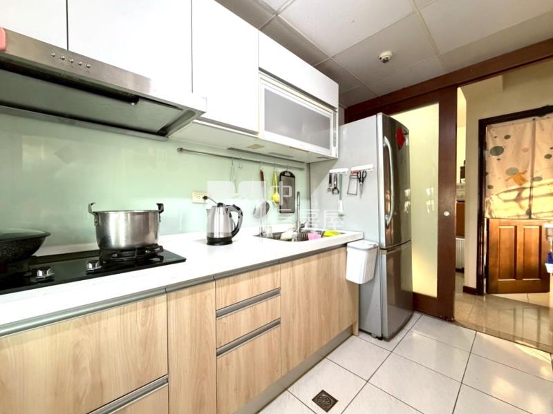 由鉅八大家三房平車高樓無限視野房屋室內格局與周邊環境