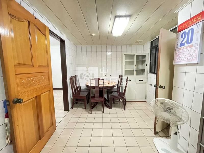 桃園火車站站前商圈低公設華廈3改2房車房屋室內格局與周邊環境