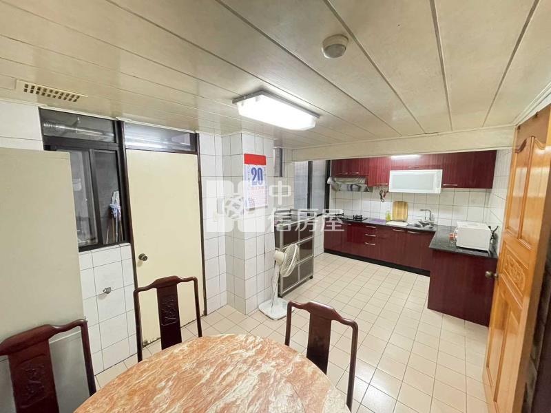 桃園火車站站前商圈低公設華廈3改2房車房屋室內格局與周邊環境