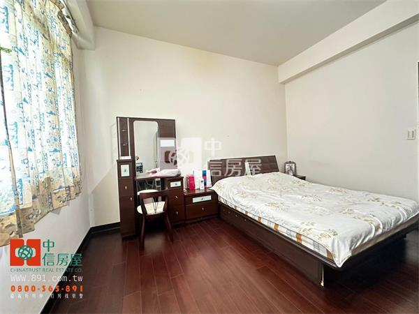 民生商圈輕屋齡車庫別墅房屋室內格局與周邊環境