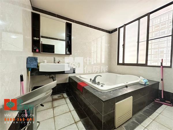 民生商圈輕屋齡車庫別墅房屋室內格局與周邊環境