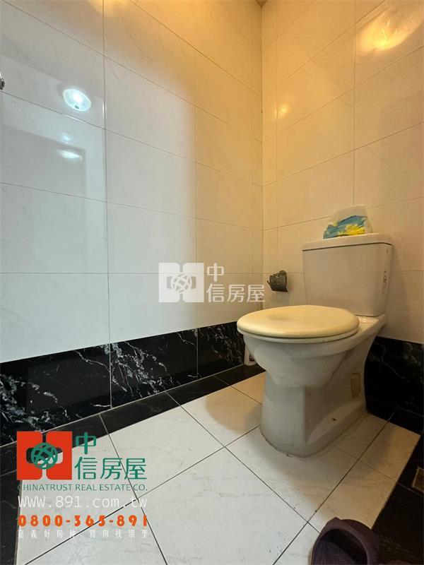 民生商圈輕屋齡車庫別墅房屋室內格局與周邊環境