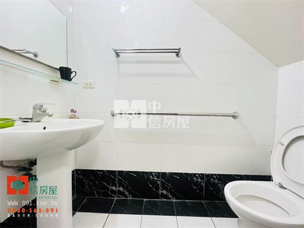 民生商圈輕屋齡車庫別墅房屋室內格局與周邊環境