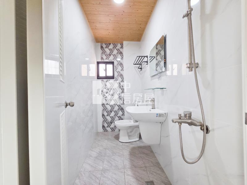 三多商圈時尚車位透天房屋室內格局與周邊環境