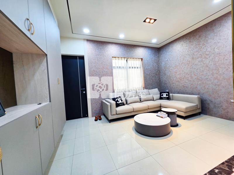 三多商圈時尚車位透天房屋室內格局與周邊環境