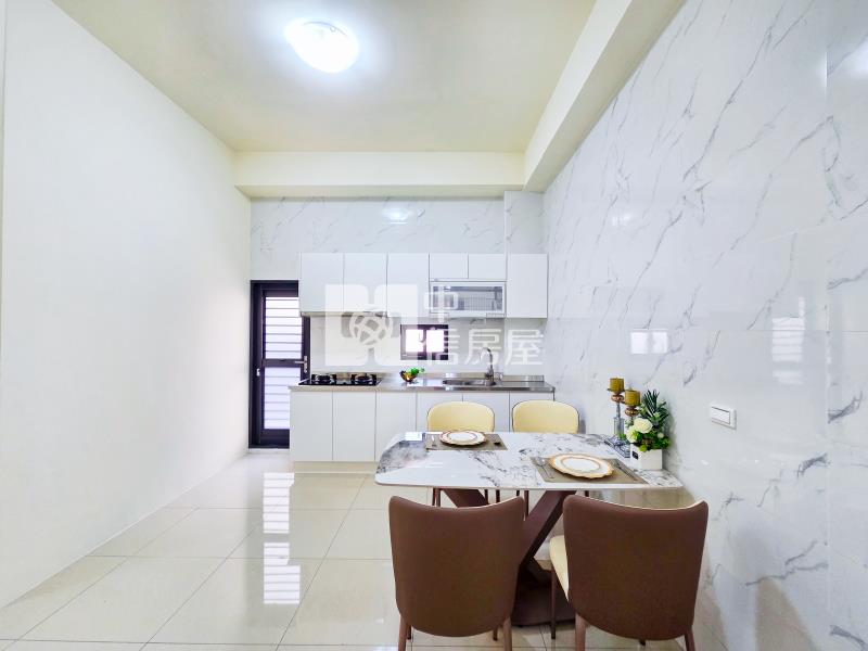 三多商圈時尚車位透天房屋室內格局與周邊環境