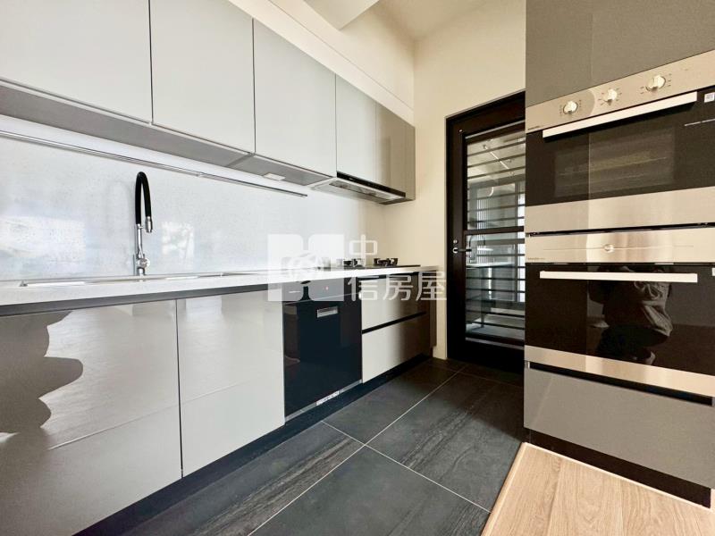 鉅虹森美館宜居陽台無限視野三房平車房屋室內格局與周邊環境