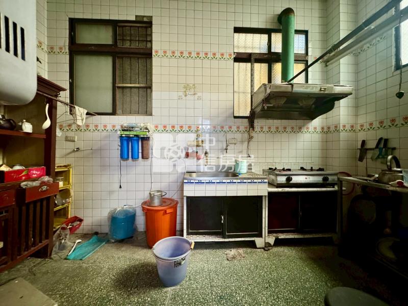 五權車站臨10米路商業區透天房屋室內格局與周邊環境