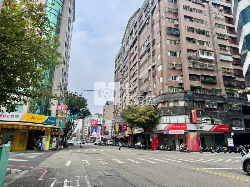 南屯正東興路霸氣角間店面房屋室內格局與周邊環境