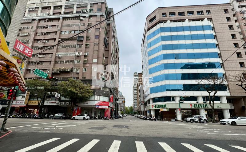 南屯正東興路霸氣角間店面房屋室內格局與周邊環境