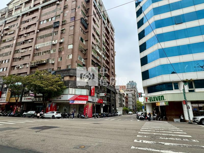 南屯正東興路霸氣角間店面房屋室內格局與周邊環境