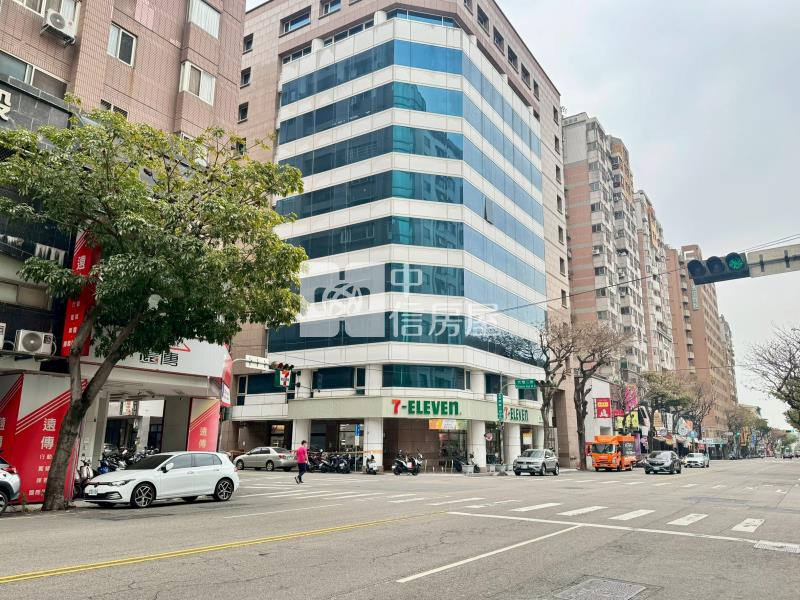 南屯正東興路霸氣角間店面房屋室內格局與周邊環境