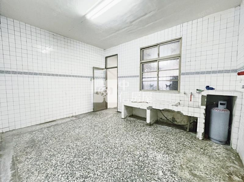 東山路大地坪車庫透天房屋室內格局與周邊環境