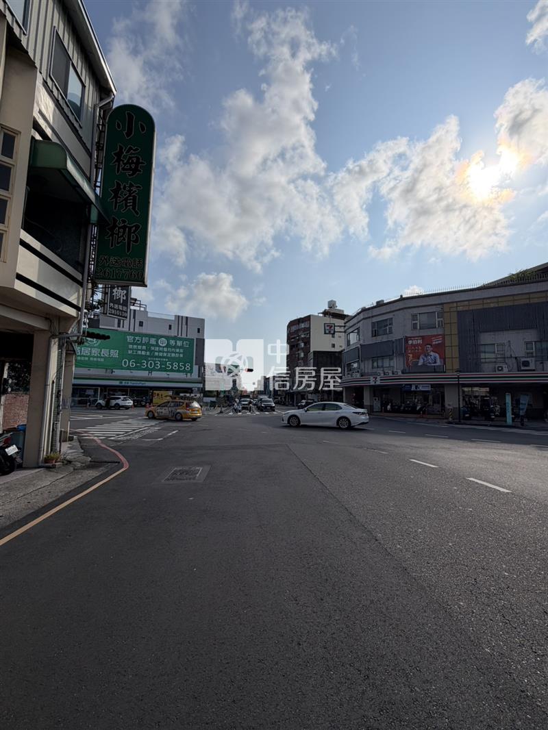 南區買地送屋大面寬收租金店面房屋室內格局與周邊環境