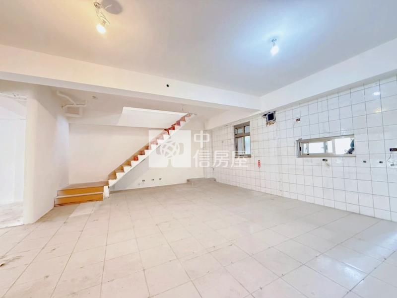 暖暖街商業用挑高金店面附車位房屋室內格局與周邊環境