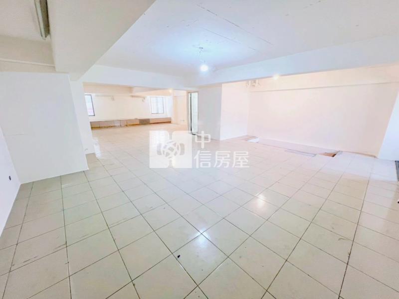 暖暖街商業用挑高金店面附車位房屋室內格局與周邊環境