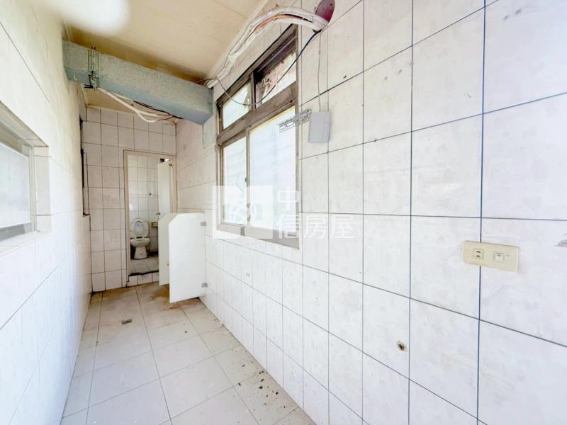 暖暖街商業用挑高金店面附車位房屋室內格局與周邊環境