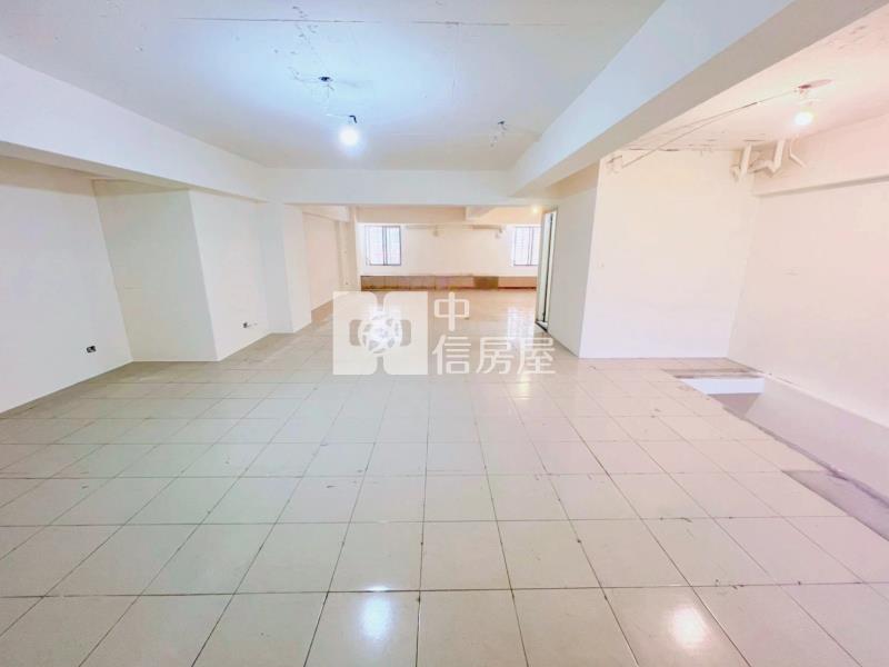 暖暖街商業用挑高金店面附車位房屋室內格局與周邊環境