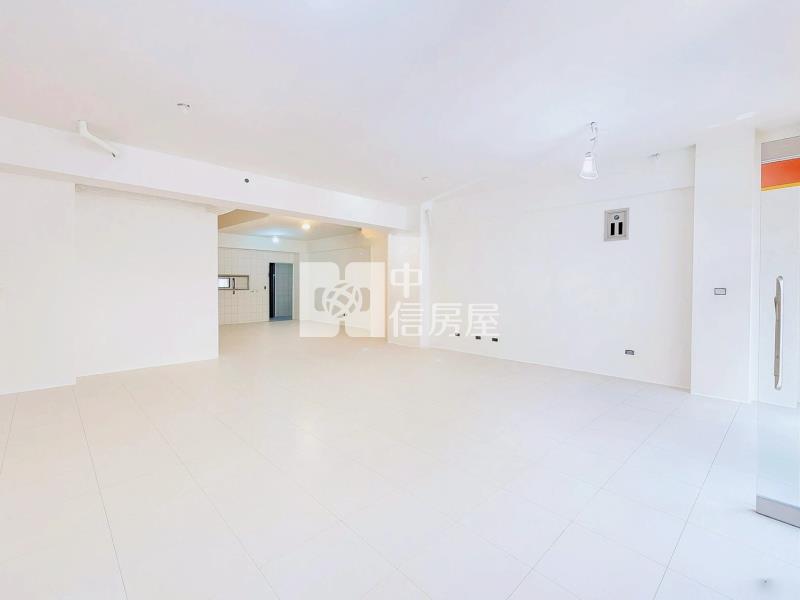 暖暖街商業用挑高金店面附車位房屋室內格局與周邊環境