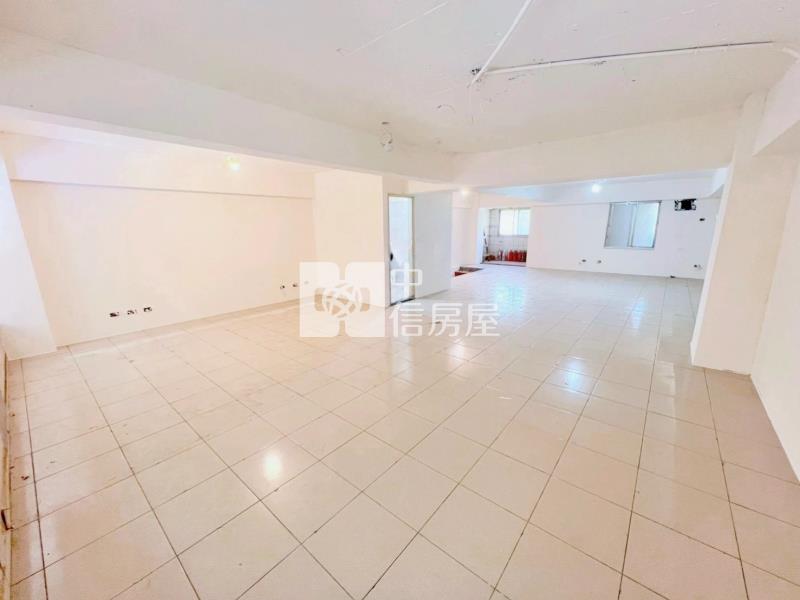 暖暖街商業用挑高金店面附車位房屋室內格局與周邊環境