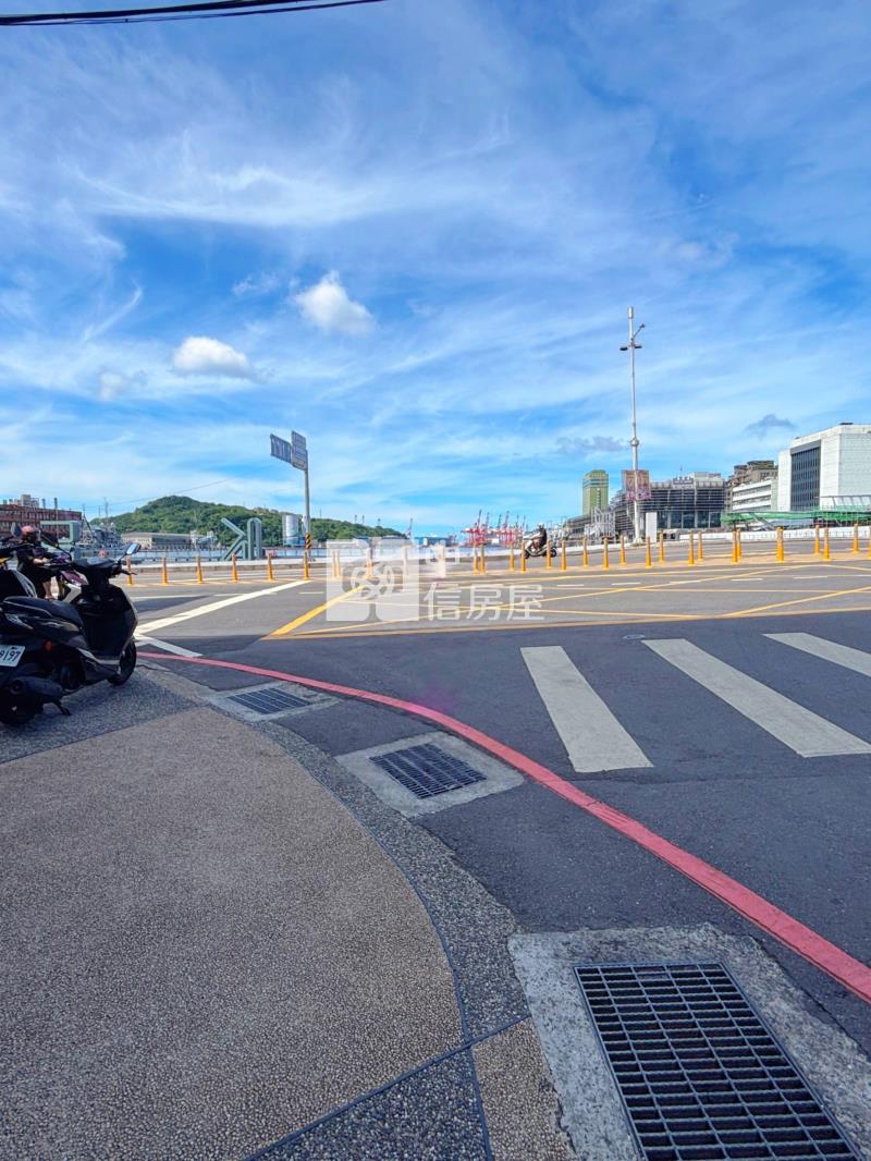 基隆黃金海洋廣場旁店面房屋室內格局與周邊環境