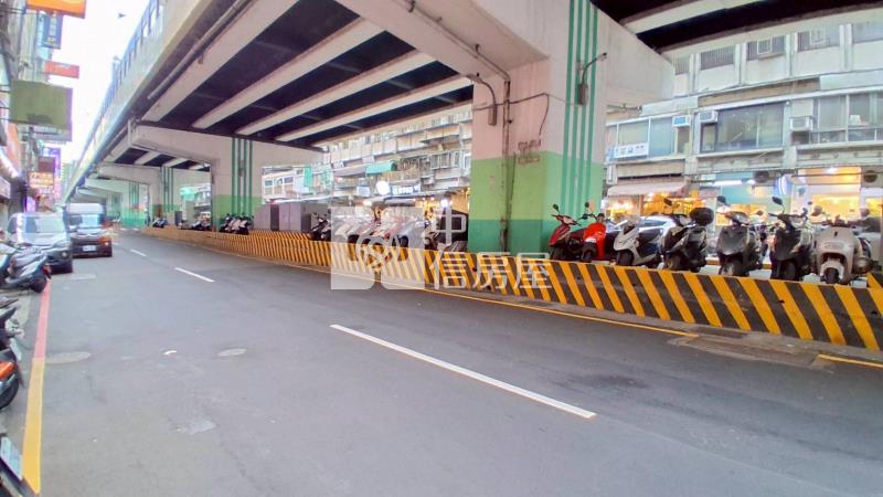 市區近港邊商業珍寶房屋室內格局與周邊環境