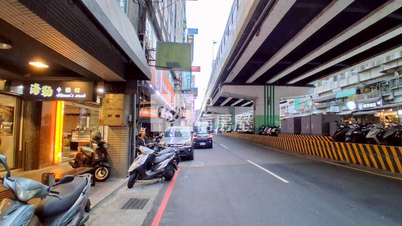 市區近港邊商業珍寶房屋室內格局與周邊環境