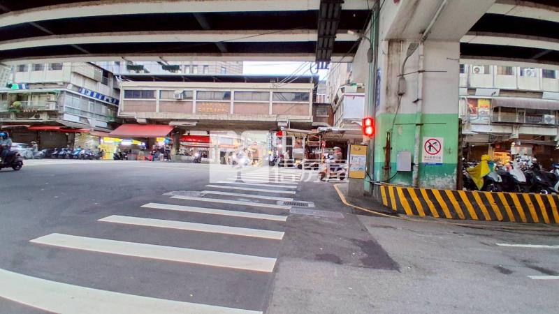 市區近港邊商業珍寶房屋室內格局與周邊環境