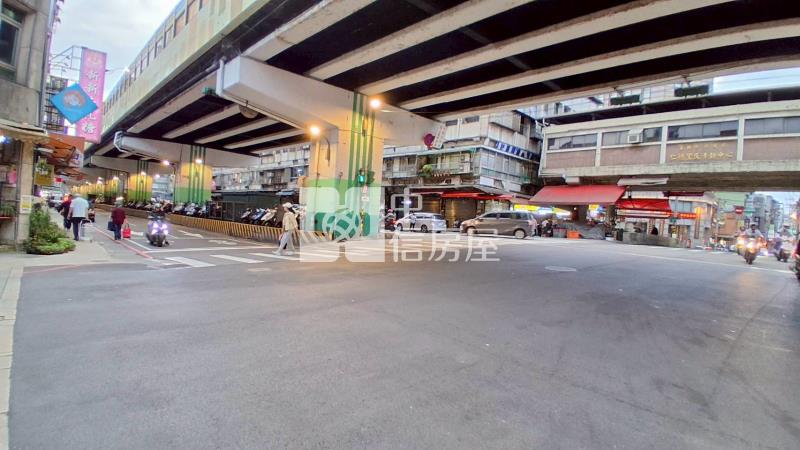 市區近港邊商業珍寶房屋室內格局與周邊環境