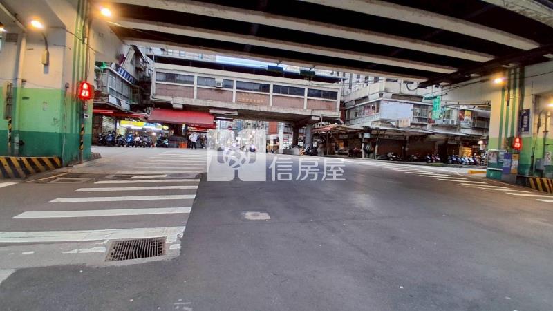 市區近港邊商業珍寶房屋室內格局與周邊環境