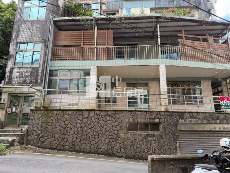 八堵火車站前露台雙車位房屋室內格局與周邊環境