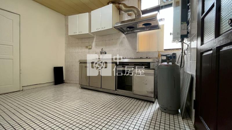 A22捷運站旁公寓三樓房屋室內格局與周邊環境