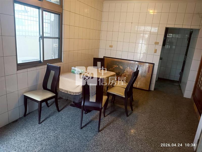 西平路大面寬雙併透天房屋室內格局與周邊環境