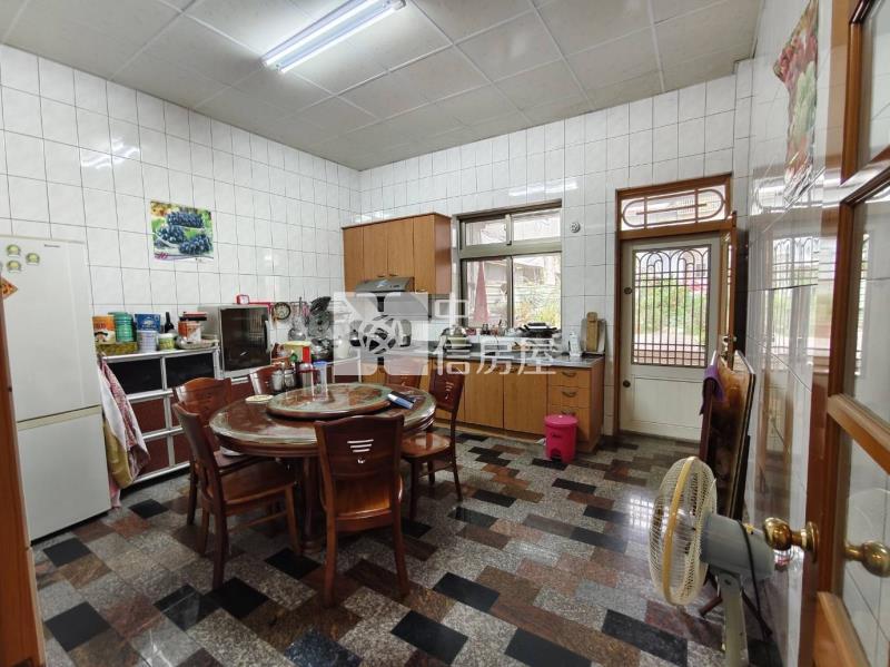 梅山雙面連棟店面透天房屋室內格局與周邊環境