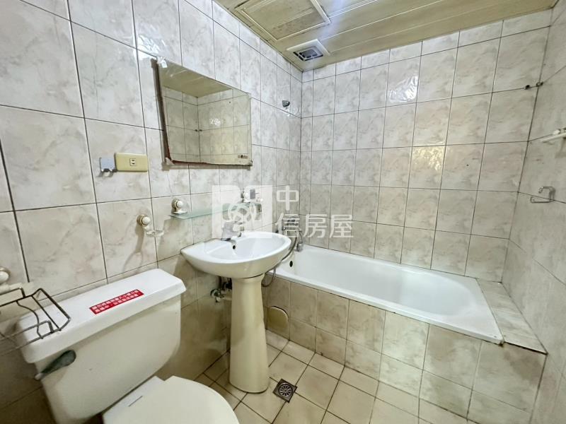 市中心近新榮路車位美4房房屋室內格局與周邊環境