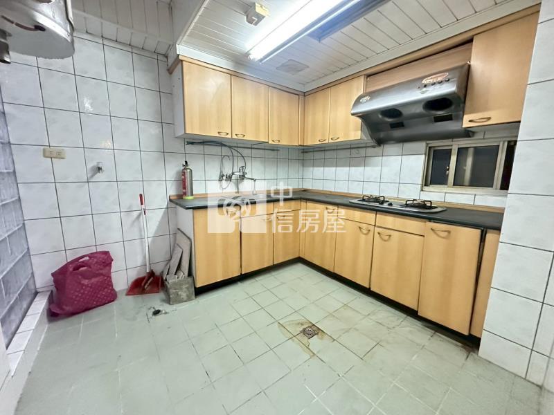 市中心近新榮路車位美4房房屋室內格局與周邊環境