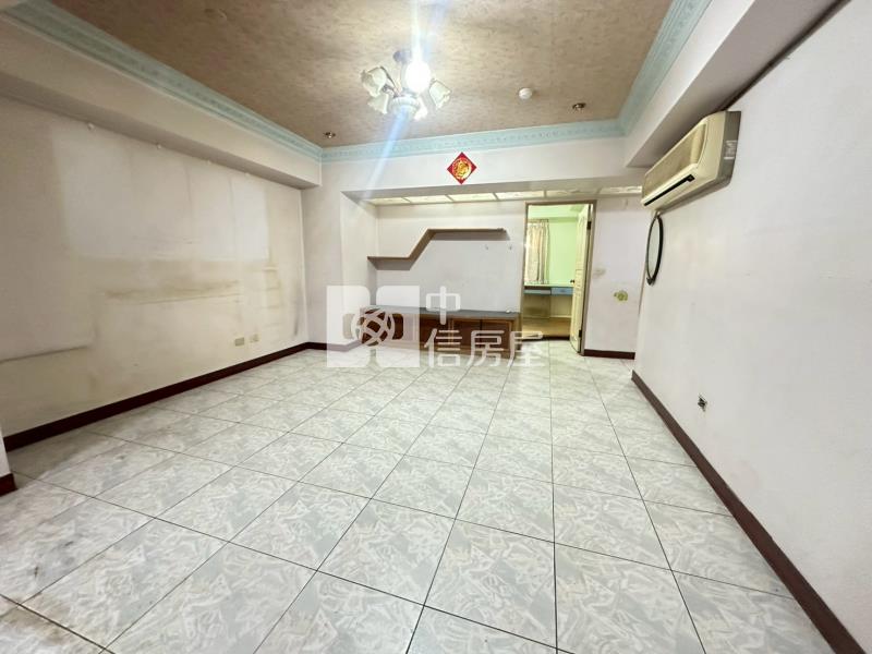 市中心近新榮路車位美4房房屋室內格局與周邊環境