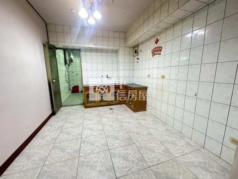 市中心近新榮路車位美4房房屋室內格局與周邊環境