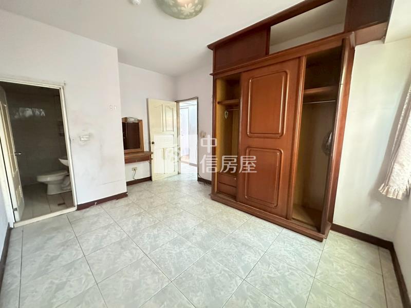 市中心近新榮路車位美4房房屋室內格局與周邊環境