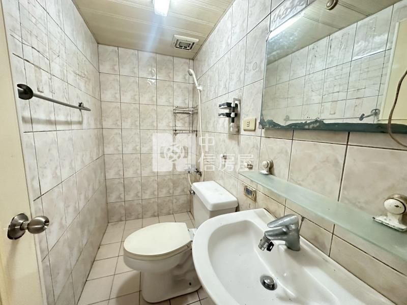 市中心近新榮路車位美4房房屋室內格局與周邊環境