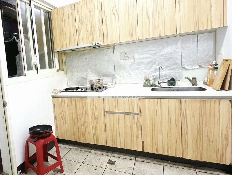 水湳經貿正中清路三角窗店霸房屋室內格局與周邊環境