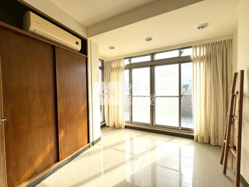 中壢區公所大面寬稀有別墅房屋室內格局與周邊環境