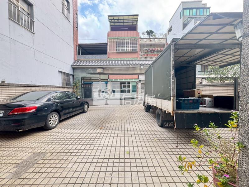 中壢區公所大面寬稀有別墅房屋室內格局與周邊環境