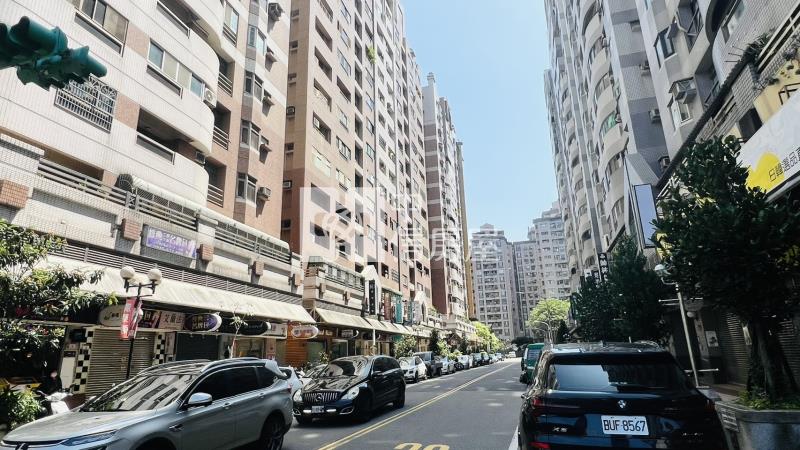 SOGO傳家金店面+平面車位房屋室內格局與周邊環境